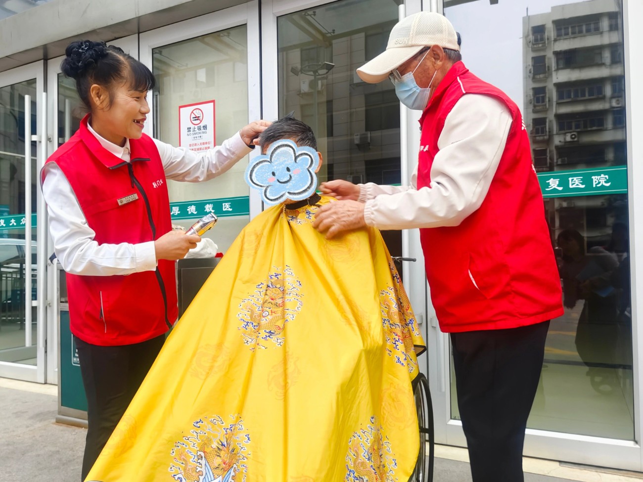 康复喜出院！这场温暖仪式，见证冯伯伯的笑容与新生