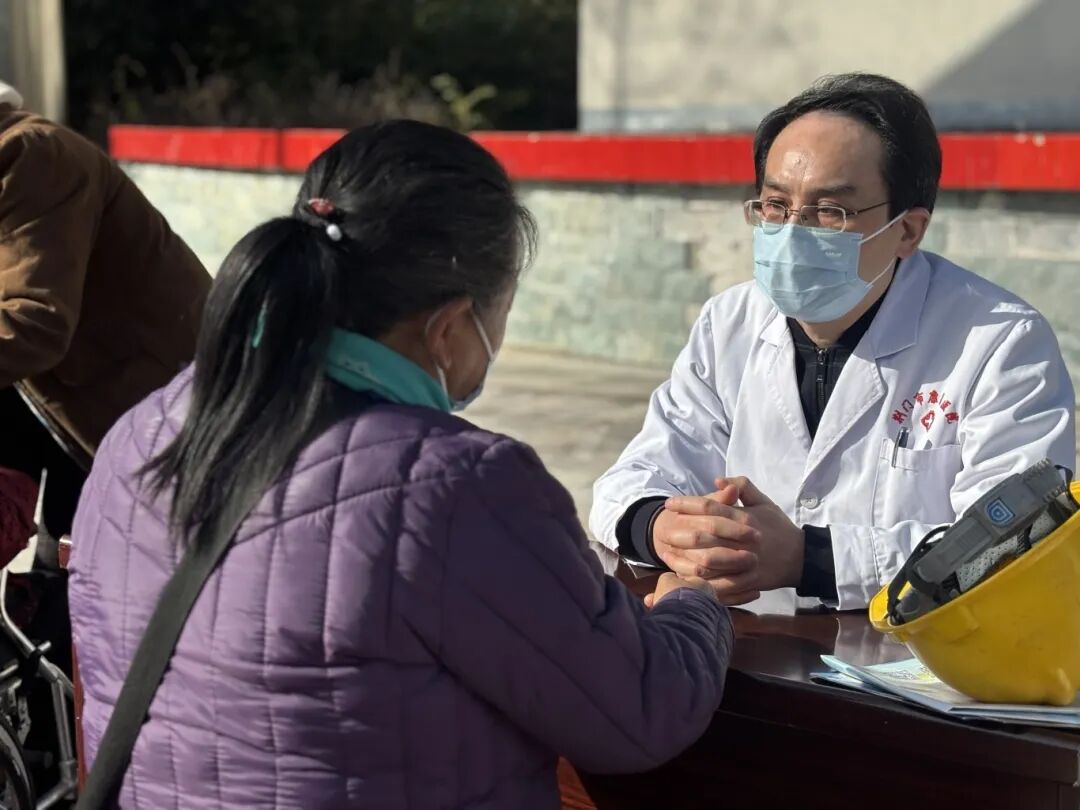 健康护航进乡村，温情义诊暖人心 —— 市康复医院马河镇公益行